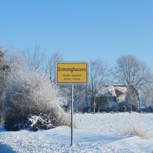 
                                Ortsschild von Ermsinghausen im Winter
                            
