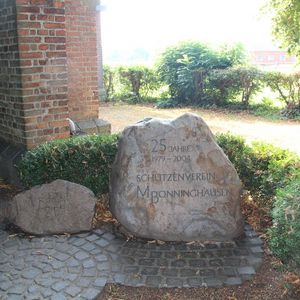 
                                Gedenkstein des Schützenvereins
                            