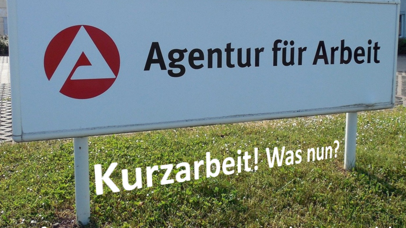 Schild der Arbeitsagentur, Schriftzug "Kurzarbeit! Was nun?"