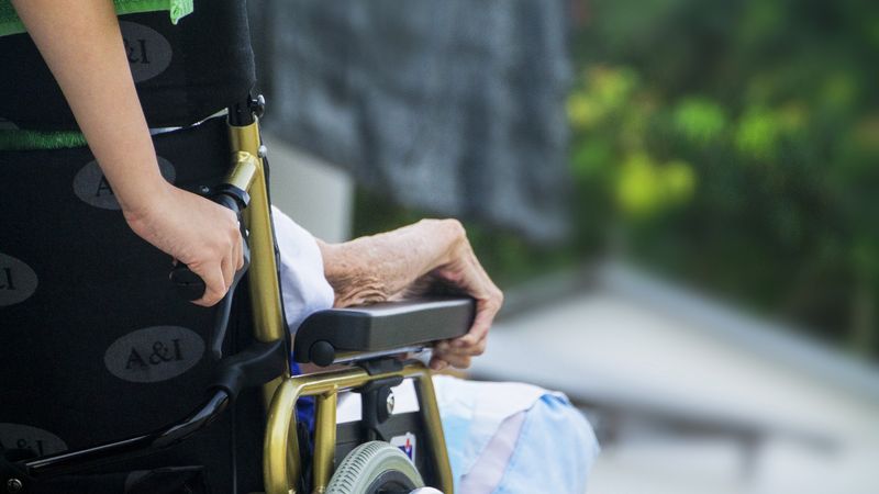 Behinderter Mensch im Rollstuhl