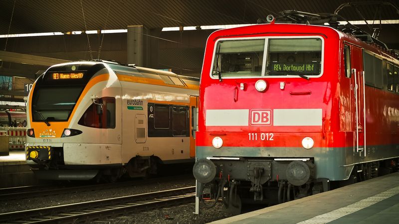 Personenzüge in einem Bahnhof