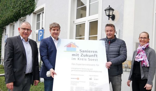 v.l. Peter Stephan, Bürgermeister Dr. Remco van der Velden, Energieberater Dipl.-Ing. Carsten Ludwig, Michela Potthoff (Kreishandwerkerschaft Hellweg-Lippe)