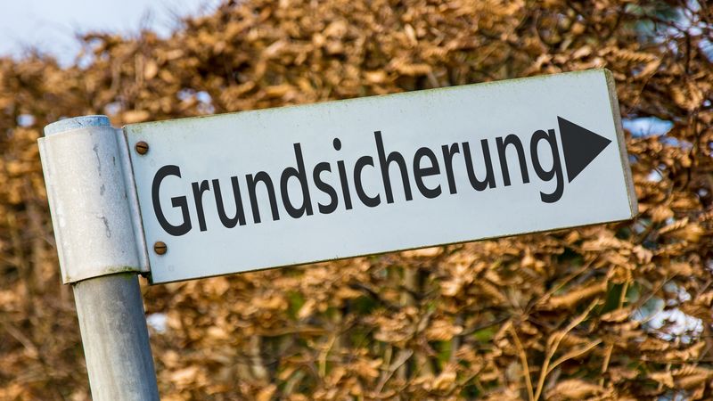 Straßenschild mit der Aufschrift "Grundsicherung"