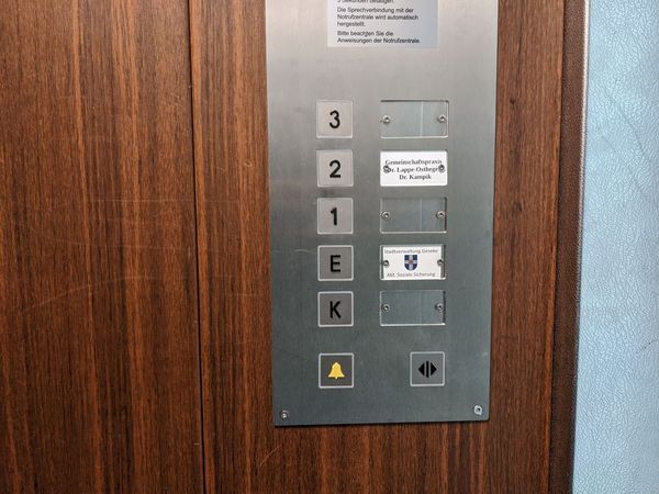 Fahrstuhl im Gebäude Bäckstraße 6: Taster für Etage der Abt. Soziale Sicherung