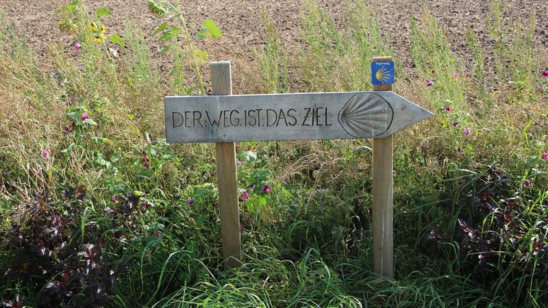 Schild "Der Weg ist das Ziel - Jakobsweg"