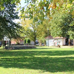 
                                Kirchplatz mit Spielgeräten
                            