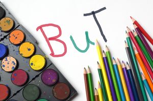 Farbkasten, Buntstifte und Schriftzug "BuT"