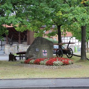 
                                Leiterwagen und Stein "1100 Jahre Störmede"
                            