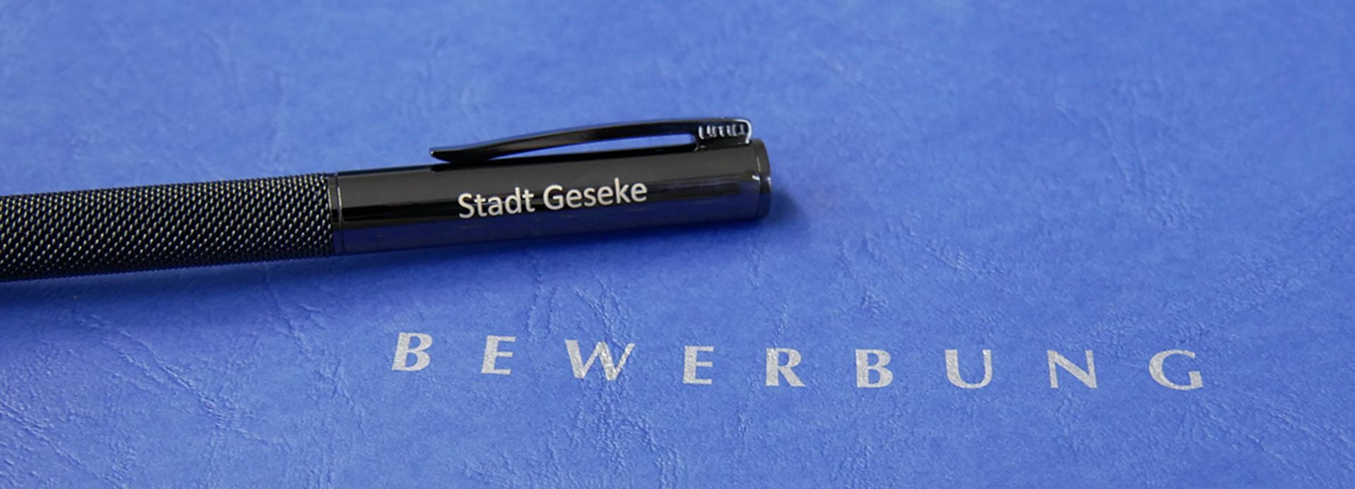 Bewerbungsmappe mit Kugelschreiber der Stadt Geseke