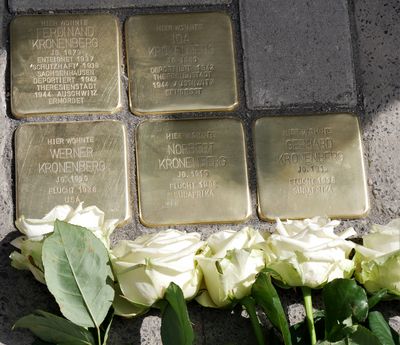 Die Stolpersteine für Familie Kronenberg vor dem ehemaligen Wohn- und Geschäftshaus der Familie am Hellweg 16-18.