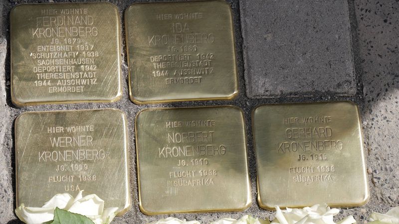 Die Stolpersteine für Familie Kronenberg vor dem ehemaligen Wohn- und Geschäftshaus der Familie am Hellweg 16-18.