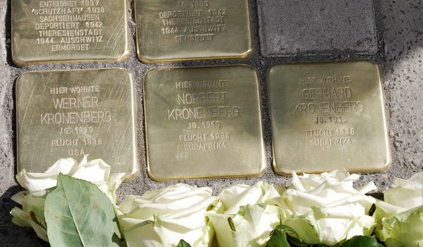 Die Stolpersteine für Familie Kronenberg vor dem ehemaligen Wohn- und Geschäftshaus der Familie am Hellweg 16-18.