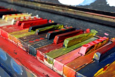 Klaviertastatur in bunten Farben