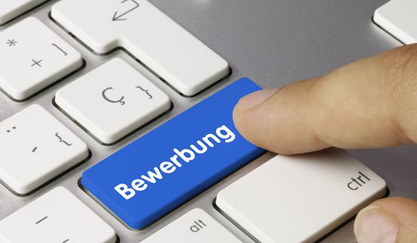 Computertastatur. Eine Taste trägt die Aufschrift "Bewerbung".