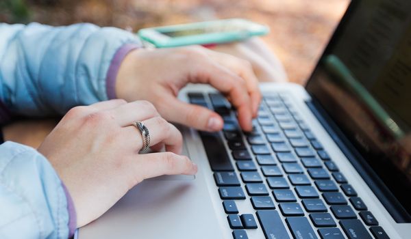 Laptop, auf dem gearbeitet wird