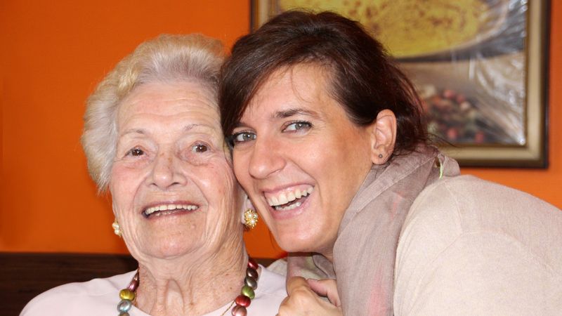 Foto einer fröhlichen Seniorin mit ihrer Tochter