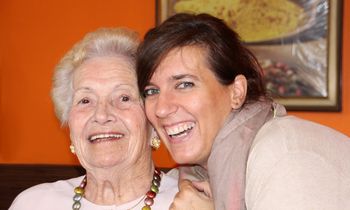 Foto einer fröhlichen Seniorin mit ihrer Tochter