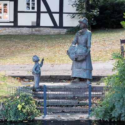 
                                Waschfrau mit Kind am Geseker Teich
                            