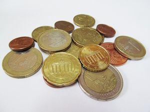 Bargeld: Euromünzen in unterschiedlicher Sortierung