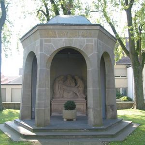 
                                Kriegerdenkmal
                            