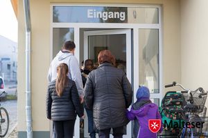 Kunden betreten den Malteserladen