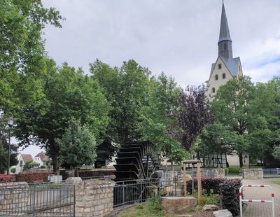 Wasserrad und Stiftskirche