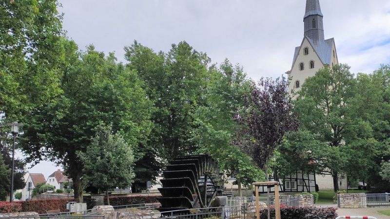 Wasserrad und Stiftskirche