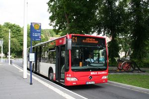 Linienbus an einer Haltestelle