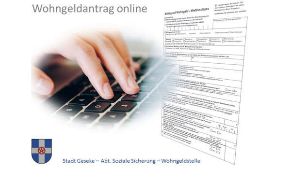 Hand auf Computertastatur und Abbildung eines Wohngeldantrages