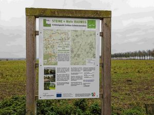 Orientierungsschild zur Radroute Steine + Mehr (Schwarzenraben)