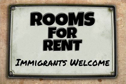 Schild "Rooms for rent, immigrants welcome"