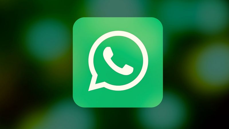 WhatsApp Logo vor grünem Hintergrund