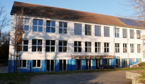 Die neuen Räumlichkeiten des JUZ befinden sich im Schulzentrum Mitte, in dem Trakt der ehemaligen Knabenschule.