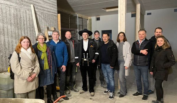 Foto – Copyright Stadt Geseke:  Über den Baufortschritt freuen sich: Vom Gymnasium Antonianum Schülersprecherin Emma Beckstedde (l.), U. Rikus (2.v.l.) und Matthias Kersting (stv. Schulleiter; 3.v.r.), Sascha Düsing, Maximilian Roreger und Tim Sehrbrock (4. bis 6 v.l.) von der Firma Theodor Roreger GmbH & Co.KG, Bürgermeister Dr. Remco van der Velden (3.v.l.) und die städtische Architektin Anne Heidel (4.v.r.) sowie das Team vom Architekturbüro schmersahl | biermann | prüßner Johannes Schmersahl (5.v.r.), Jonas Dreimann (2.v.r.) und Lisa Seidensticker (r.)