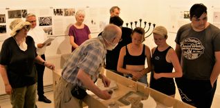 Kenneth Kronenberg (Bildvordergrund) im Gespräch mit Schülerinnen und Schülern der Geseker Sekundarschule.