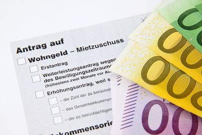 Wohngeldantrag und Euro-Banknoten