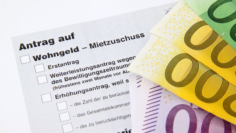 Wohngeldantrag und Euro-Banknoten