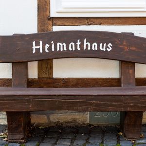 
                                Sitzbank vor dem Heimathaus
                            