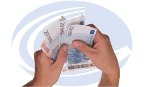 Hände, die Geldscheine halten, im Hintergrund Geseke-Logo