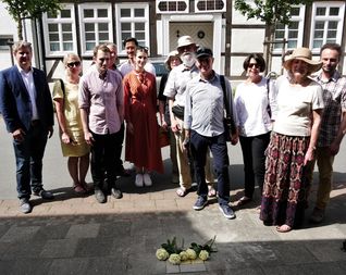Aus Kanada, England und den USA waren Angehörige der Familie Kronenberg zur Stolperstein-Verlegung angereist.