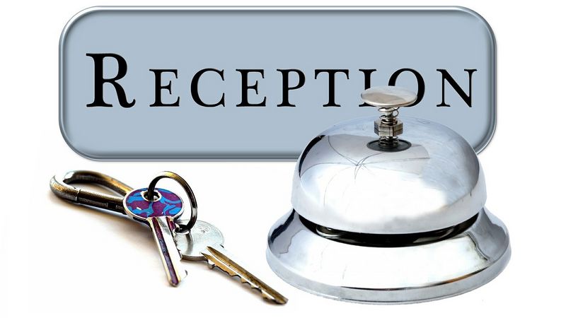 Schild "Rezeption" mit Glocke und Zimmerschlüssel