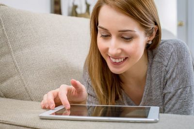 Frau mit Tablet-Computer