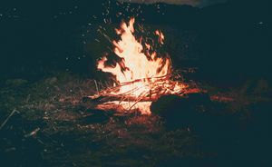 Feuer, in dem Zweige verbrannt werden