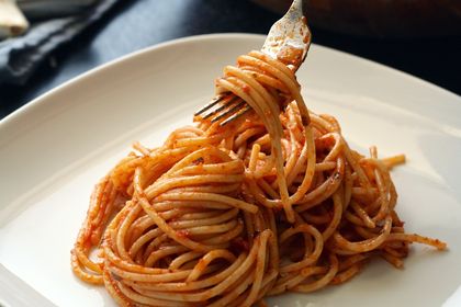 Portion Spaghetti mit Tomatensauce