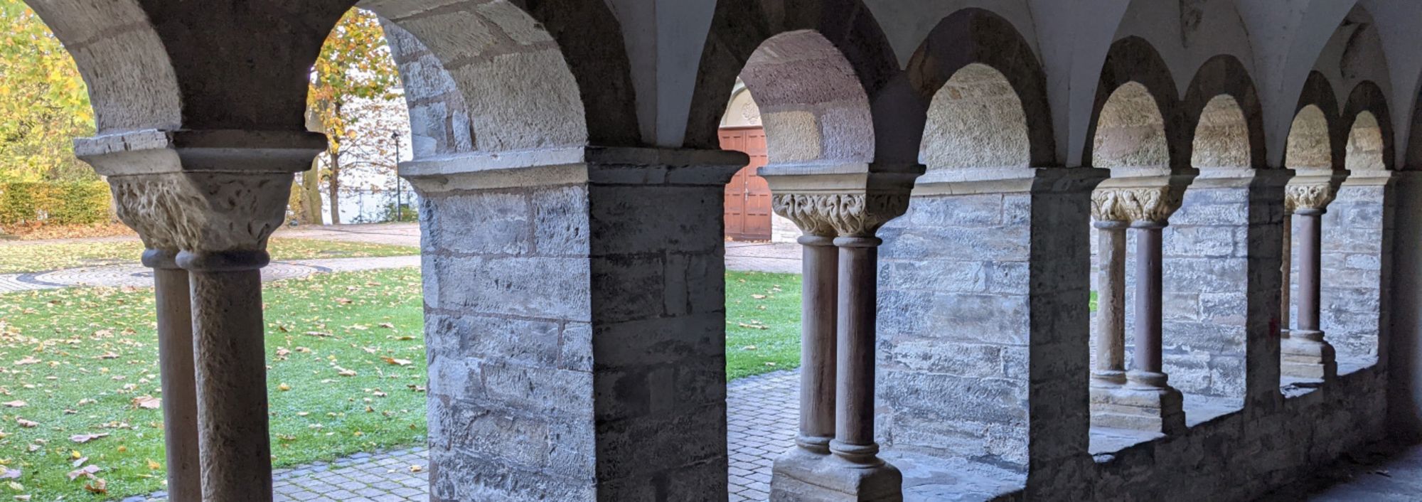 Kreuzgang an der Stiftskirche St. Cyriakus