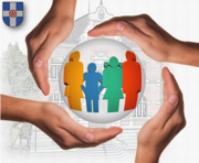 Hände, die eine Familie umschließen, im Hintergrund Altes Rathaus und Stadtwappen