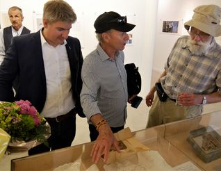 Wulfred (M.) und Kenneth Kronenberg (r.) zeigten Bürgermeister Remco van der Velden einen Teil der Ausstellung zur Familie Kronenberg - hier: Original-Exponate, die einmal Ferdinand und Ida Kronenberg gehört hatten.