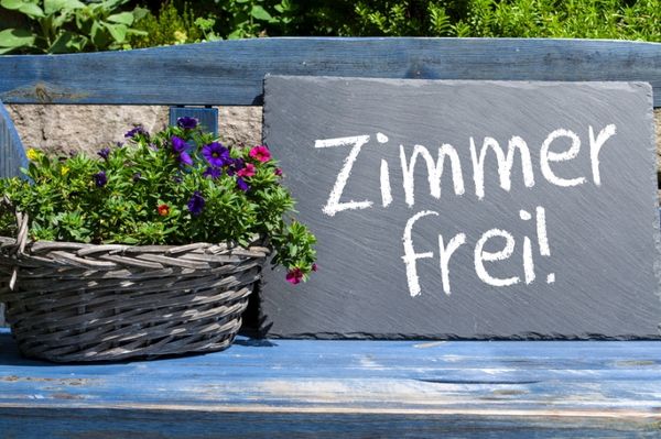 Schild: Zimmer frei!