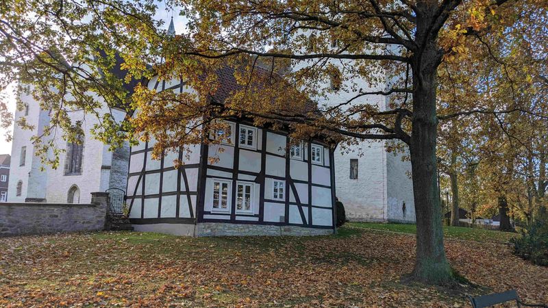 Alte Stiftsschule und Stiftskirche im Hintergrund