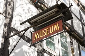 Schild "Museum" am historischen Gebäude des Geseker Heimatmuseums